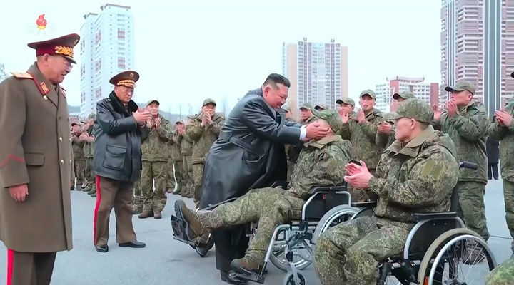 [서울=뉴시스] 북한 조선중앙TV가 13일 "해외작전지역에 출병하였던 조선인민군 공병부대 지휘관, 전투원들이 부과된 군사임무를 완수하고 승리의 개가드높이 귀국하였다"며 "제528공병련대(연대) 환영식이 12일 수도 평양의 4.25문화회관광장에서 성대히 진행되었다"고 13일 보도했다. 이날 환영식에는 김정은 국무위원장이 참석해 북한군의 공로를 치하했다.  (사진=조선중앙TV 캡처) 2025.12.13. photo@newsis.com  *재판매 및 DB 금지
