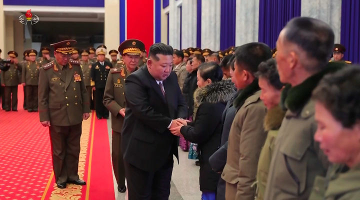 [서울=뉴시스] 북한 조선중앙TV가 13일 "해외작전지역에 출병하였던 조선인민군 공병부대 지휘관, 전투원들이 부과된 군사임무를 완수하고 승리의 개가드높이 귀국하였다"며 "제528공병련대(연대) 환영식이 12일 수도 평양의 4.25문화회관광장에서 성대히 진행되었다"고 13일 보도했다. 이날 환영식에는 김정은 국무위원장이 참석해 북한군의 공로를 치하했다. (사진=조선중앙TV 캡처) 2025.12.13. photo@newsis.com *재판매 및 DB 금지