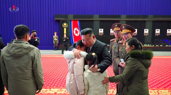 [서울=뉴시스] 북한 조선중앙TV가 13일 "해외작전지역에 출병하였던 조선인민군 공병부대 지휘관, 전투원들이 부과된 군사임무를 완수하고 승리의 개가드높이 귀국하였다"며 "제528공병련대(연대) 환영식이 12일 수도 평양의 4.25문화회관광장에서 성대히 진행되었다"고 13일 보도했다. 이날 환영식에는 김정은 국무위원장이 참석해 북한군의 공로를 치하했다.  (사진=조선중앙TV 캡처) 2025.12.13. photo@newsis.com  *재판매 및 DB 금지