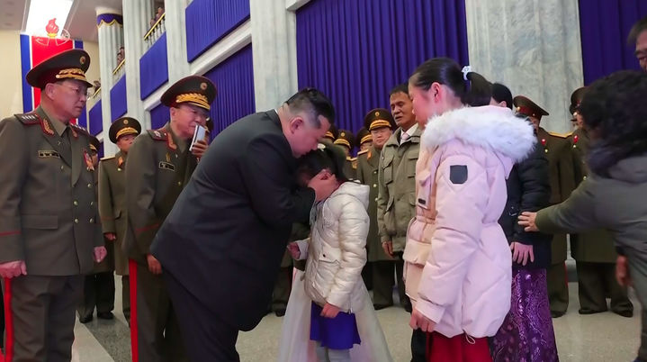 [서울=뉴시스] 북한 조선중앙TV가 13일 "해외작전지역에 출병하였던 조선인민군 공병부대 지휘관, 전투원들이 부과된 군사임무를 완수하고 승리의 개가드높이 귀국하였다"며 "제528공병련대(연대) 환영식이 12일 수도 평양의 4.25문화회관광장에서 성대히 진행되었다"고 13일 보도했다. 이날 환영식에는 김정은 국무위원장이 참석해 북한군의 공로를 치하했다.  (사진=조선중앙TV 캡처) 2025.12.13. photo@newsis.com  *재판매 및 DB 금지