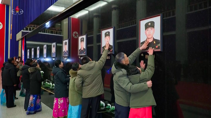 [서울=뉴시스] 북한 조선중앙TV가 13일 "해외작전지역에 출병하였던 조선인민군 공병부대 지휘관, 전투원들이 부과된 군사임무를 완수하고 승리의 개가드높이 귀국하였다"며 "제528공병련대(연대) 환영식이 12일 수도 평양의 4.25문화회관광장에서 성대히 진행되었다"고 13일 보도했다. 이날 환영식에는 김정은 국무위원장이 참석해 북한군의 공로를 치하했다.  (사진=조선중앙TV 캡처) 2025.12.13. photo@newsis.com  *재판매 및 DB 금지