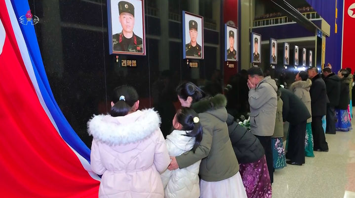 [서울=뉴시스] 북한 조선중앙TV가 13일 "해외작전지역에 출병하였던 조선인민군 공병부대 지휘관, 전투원들이 부과된 군사임무를 완수하고 승리의 개가드높이 귀국하였다"며 "제528공병련대(연대) 환영식이 12일 수도 평양의 4.25문화회관광장에서 성대히 진행되었다"고 13일 보도했다. 이날 환영식에는 김정은 국무위원장이 참석해 북한군의 공로를 치하했다.  (사진=조선중앙TV 캡처) 2025.12.13. photo@newsis.com  *재판매 및 DB 금지