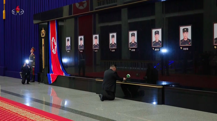 [서울=뉴시스] 북한 조선중앙TV가 13일 "해외작전지역에 출병하였던 조선인민군 공병부대 지휘관, 전투원들이 부과된 군사임무를 완수하고 승리의 개가드높이 귀국하였다"며 "제528공병련대(연대) 환영식이 12일 수도 평양의 4.25문화회관광장에서 성대히 진행되었다"고 13일 보도했다. 이날 환영식에는 김정은 국무위원장이 참석해 북한군의 공로를 치하했다.  (사진=조선중앙TV 캡처) 2025.12.13. photo@newsis.com  *재판매 및 DB 금지