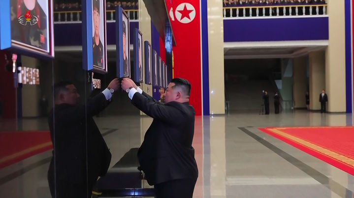 [서울=뉴시스] 북한 조선중앙TV가 13일 "해외작전지역에 출병하였던 조선인민군 공병부대 지휘관, 전투원들이 부과된 군사임무를 완수하고 승리의 개가드높이 귀국하였다"며 "제528공병련대(연대) 환영식이 12일 수도 평양의 4.25문화회관광장에서 성대히 진행되었다"고 13일 보도했다. 이날 환영식에는 김정은 국무위원장이 참석해 북한군의 공로를 치하했다.  (사진=조선중앙TV 캡처) 2025.12.13. photo@newsis.com  *재판매 및 DB 금지