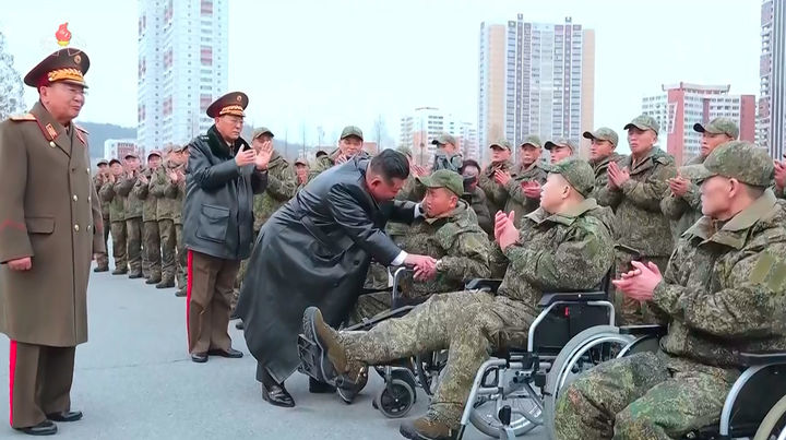[서울=뉴시스] 북한 조선중앙TV가 13일 "해외작전지역에 출병하였던 조선인민군 공병부대 지휘관, 전투원들이 부과된 군사임무를 완수하고 승리의 개가드높이 귀국하였다"며 "제528공병련대(연대) 환영식이 12일 수도 평양의 4.25문화회관광장에서 성대히 진행되었다"고 13일 보도했다. 이날 환영식에는 김정은 국무위원장이 참석해 북한군의 공로를 치하했다.  (사진=조선중앙TV 캡처) 2025.12.13. photo@newsis.com  *재판매 및 DB 금지