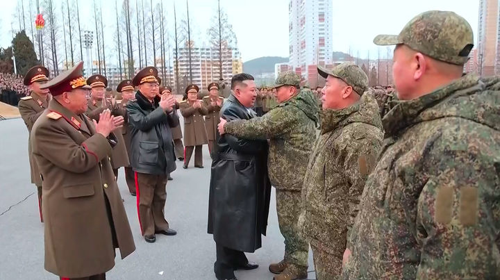 [서울=뉴시스] 북한 조선중앙TV가 13일 "해외작전지역에 출병하였던 조선인민군 공병부대 지휘관, 전투원들이 부과된 군사임무를 완수하고 승리의 개가드높이 귀국하였다"며 "제528공병련대(연대) 환영식이 12일 수도 평양의 4.25문화회관광장에서 성대히 진행되었다"고 13일 보도했다. 이날 환영식에는 김정은 국무위원장이 참석해 북한군의 공로를 치하했다.  (사진=조선중앙TV 캡처) 2025.12.13. photo@newsis.com  *재판매 및 DB 금지