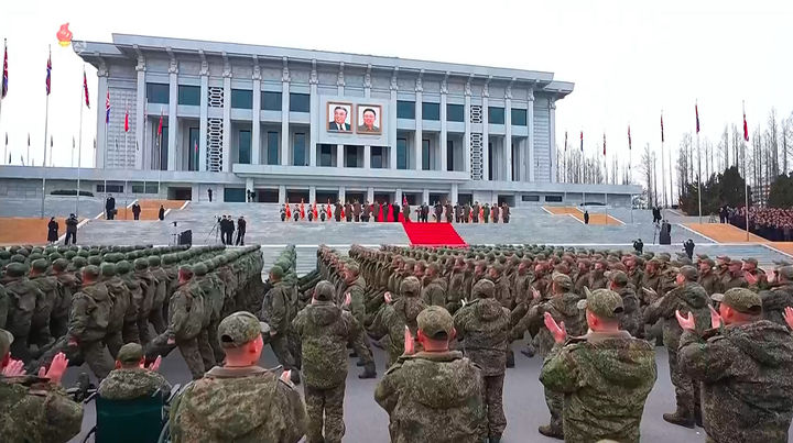 [서울=뉴시스] 북한 조선중앙TV가 13일 "해외작전지역에 출병하였던 조선인민군 공병부대 지휘관, 전투원들이 부과된 군사임무를 완수하고 승리의 개가드높이 귀국하였다"며 "제528공병련대(연대) 환영식이 12일 수도 평양의 4.25문화회관광장에서 성대히 진행되었다"고 13일 보도했다. 이날 환영식에는 김정은 국무위원장이 참석해 북한군의 공로를 치하했다.  (사진=조선중앙TV 캡처) 2025.12.13. photo@newsis.com  *재판매 및 DB 금지