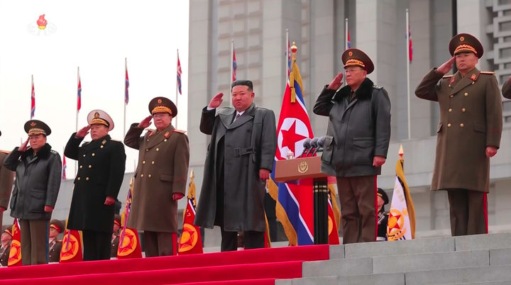 [서울=뉴시스] 북한 조선중앙TV가 13일 "해외작전지역에 출병하였던 조선인민군 공병부대 지휘관, 전투원들이 부과된 군사임무를 완수하고 승리의 개가드높이 귀국하였다"며 "제528공병련대(연대) 환영식이 12일 수도 평양의 4.25문화회관광장에서 성대히 진행되었다"고 13일 보도했다. 이날 환영식에는 김정은 국무위원장이 참석해 북한군의 공로를 치하했다.  (사진=조선중앙TV 캡처) 2025.12.13. photo@newsis.com  *재판매 및 DB 금지