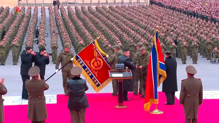 [서울=뉴시스] 북한 조선중앙TV가 13일 "해외작전지역에 출병하였던 조선인민군 공병부대 지휘관, 전투원들이 부과된 군사임무를 완수하고 승리의 개가드높이 귀국하였다"며 "제528공병련대(연대) 환영식이 12일 수도 평양의 4.25문화회관광장에서 성대히 진행되었다"고 13일 보도했다. 이날 환영식에는 김정은 국무위원장이 참석해 북한군의 공로를 치하했다.  (사진=조선중앙TV 캡처) 2025.12.13. photo@newsis.com  *재판매 및 DB 금지