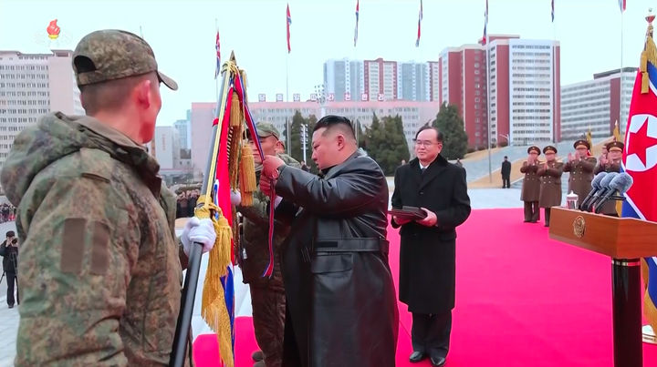 [서울=뉴시스] 북한 조선중앙TV가 13일 "해외작전지역에 출병하였던 조선인민군 공병부대 지휘관, 전투원들이 부과된 군사임무를 완수하고 승리의 개가드높이 귀국하였다"며 "제528공병련대(연대) 환영식이 12일 수도 평양의 4.25문화회관광장에서 성대히 진행되었다"고 13일 보도했다. 이날 환영식에는 김정은 국무위원장이 참석해 북한군의 공로를 치하했다.  (사진=조선중앙TV 캡처) 2025.12.13. photo@newsis.com  *재판매 및 DB 금지