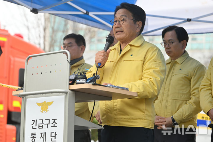 [광주=뉴시스] 이영주 기자 = 강기정 광주시장이 13일 오후 광주 서구 치평동 광주대표도서관 공사현장에서 붕괴사고와 관련한 입장을 밝히고 있다. 2025.12.13. leeyj2578@newsis.com