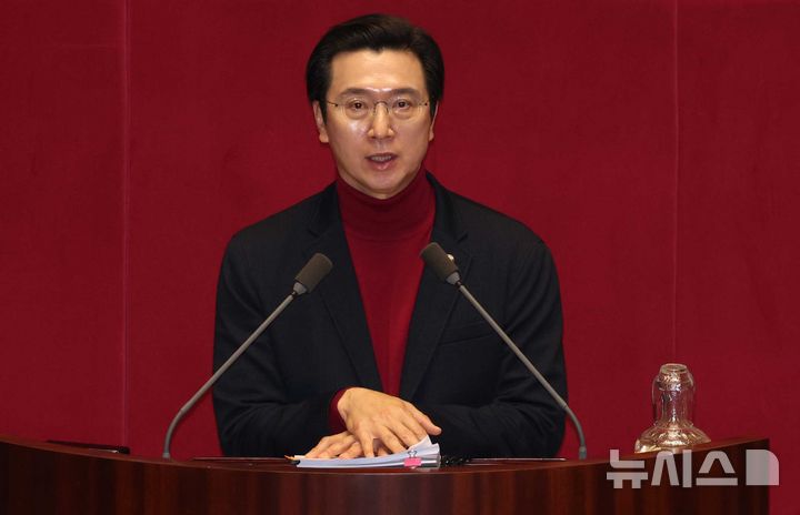 [서울=뉴시스] 조성봉 기자 = 강민국 국민의힘 의원이 13일 오후 서울 여의도 국회에서 열린 본회의에서 은행법 일부개정법률안에 대한 무제한토론(필리버스터)을 하고 있다. 2025.12.13. suncho21@newsis.com