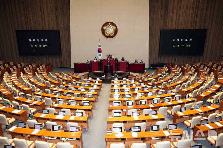 [서울=뉴시스] 조성봉 기자 = 강민국 국민의힘 의원이 13일 오후 서울 여의도 국회에서 열린 본회의에서 은행법 일부개정법률안에 대한 무제한토론(필리버스터)을 하고 있는 가운데 의원들 자리가 텅 비어있다. 2025.12.13. suncho21@newsis.com