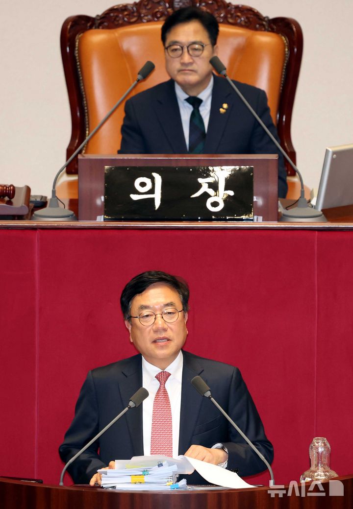 [서울=뉴시스] 조성봉 기자 = 서범수 국민의힘 의원이 13일 오후 서울 여의도 국회에서 열린 본회의에서 경찰관직무집행법 일부개정법률안에 대한 무제한토론(필리버스터)을 하고 있다. 2025.12.13. suncho21@newsis.com
