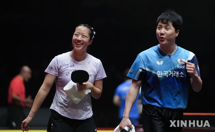 [홍콩=신화/뉴시스] 임종훈과 신유빈이 13일(현지 시간) 중국 홍콩에서 열린 2025 월드테이블테니스(WTT) 홍콩 파이널스 혼합 복식 준결승에서 린스둥-콰이만 조(중국)를 꺾은 후 활짝 웃고 있다. 임종훈-신유빈 조가 3-1(6-11 11-6 11-2 14-12) 역전승을 거두고 결승에 진출해 왕추친-쑨잉사 조(중국)와 우승을 다툰다. 2025.12.13.
