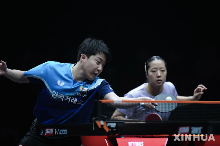 [홍콩=신화/뉴시스] 임종훈과 신유빈이 13일(현지 시간) 중국 홍콩에서 열린 2025 월드테이블테니스(WTT) 홍콩 파이널스 혼합 복식 준결승에서 린스둥-콰이만 조(중국)와 경기하고 있다. 임종훈-신유빈 조가 3-1(6-11 11-6 11-2 14-12) 역전승을 거두고 결승에 진출해 왕추친-쑨잉사 조(중국)와 우승을 다툰다. 2025.12.13.