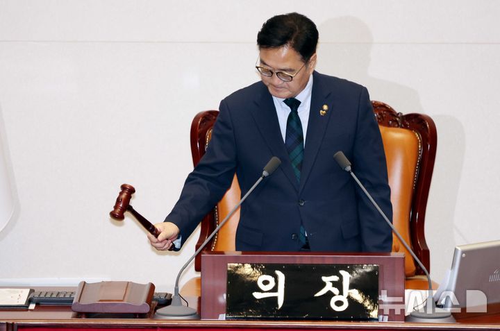 [서울=뉴시스] 조성봉 기자 = 우원식 국회의장이 지난 13일 오후 서울 여의도 국회에서 열린 본회의에서 은행법 일부개정법률안에 대한 수정안 가결을 선언하고 있다. 2025.12.13. suncho21@newsis.com