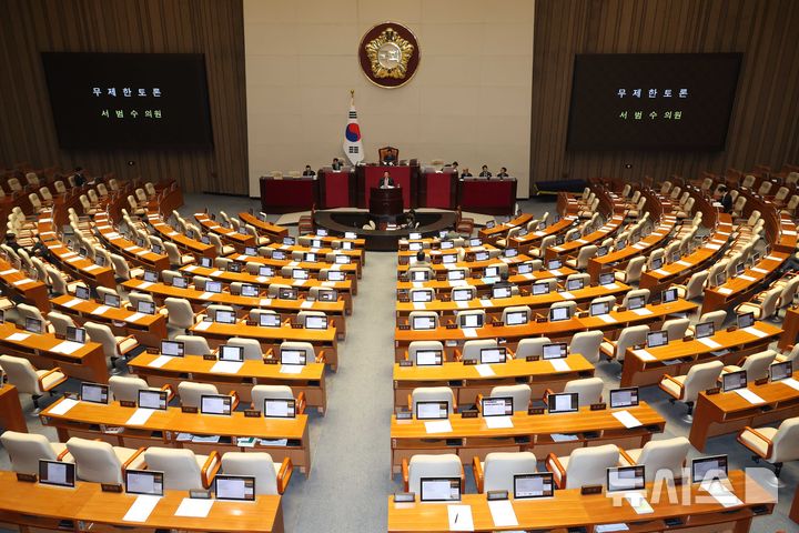 [서울=뉴시스] 조성봉 기자 = 서범수 국민의힘 의원이 13일 오후 서울 여의도 국회에서 열린 본회의에서 경찰관직무집행법 일부개정법률안에 대한 무제한토론(필리버스터)을 하고 있는 가운데 의원들의 빈자리가 눈에 띄고 있다. 2025.12.13. suncho21@newsis.com 
