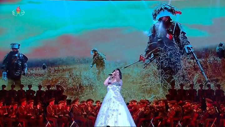 [서울=뉴시스] 러시아 외무부가 26일(현지 시간) 올해 주요 외교 정책 성과 중 하나로 북한과 관계 발전을 언급했다. 사진은 지난 13일 김정은 국무위원장이 참석한 가운데 공병부대원들의 귀국을 환영하는 축하공연에서 공개된 러시아 파병 공병부대 제528공병연대의 작전 모습. (사진=조선중앙TV 갈무리) 2025.12.27. photo@newsis.com *재판매 및 DB 금지