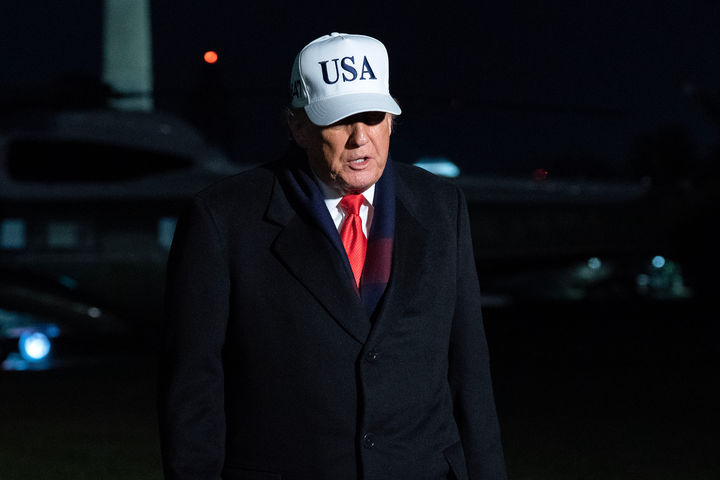 [워싱턴=AP/뉴시스] 도널드 트럼프 미국 대통령이 지난 13일(현지 시간) 워싱턴DC 백악관에 도착해 취재진 질문에 답하고 있다. 트럼프 대통령은 시리아에서 미군 3명이 피격 사망한 데 대해 "큰 피해를 줄 것"이라며 14일 재차 보복을 예고했다. 2025.12.15.