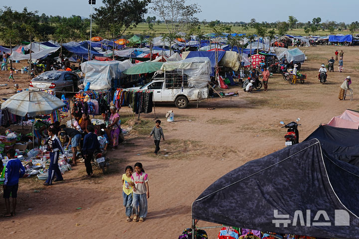 [AP/뉴시스] 태국과 충돌 재개로 캄보디아 반테아이 멘체이주 주민들이 임시 대피소로 철수한 모습 