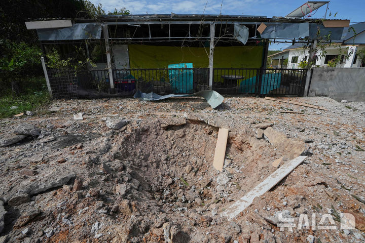 [AP/뉴시스] 태국 측에서 14일 캄보디아 로켓 공격을 당했다고 말하고 있는 시사켓주 피해 마을 구덩이 