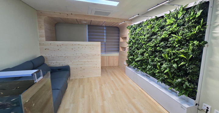 [울산=뉴시스] 울산 남울주소방서가 소방공무원들의 정서 안정과 복지 향상을 위해 청량119안전센터 내 심신안정실에 수직정원을 설치했다. (사진=울산 남울주소방서 제공) photo@newsis.com *재판매 및 DB 금지