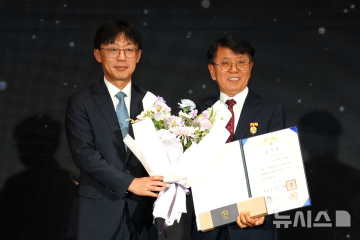 [창원=뉴시스]DN솔루션즈 배규호(오른쪽) 수석부사장이 제25회 공작기계인의 날 기념 행사에서 대통령 표창을 수상한 후 념촬영하고 있다.(사진=DN솔루션즈 제공) 2025.12.14. photo@newsis.com