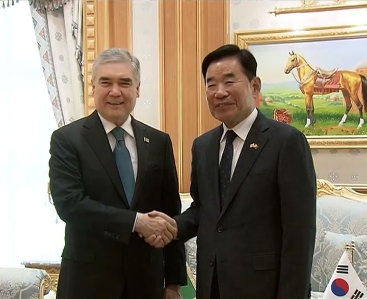 김진표 정부대표가 투르크메니스탄을 방문해 구르반굴리 베르디무하메도프 최고지도자(전 대통령)을 예방한 모습. (사진=외교부 제공) 2025.12.14. *재판매 및 DB 금지
