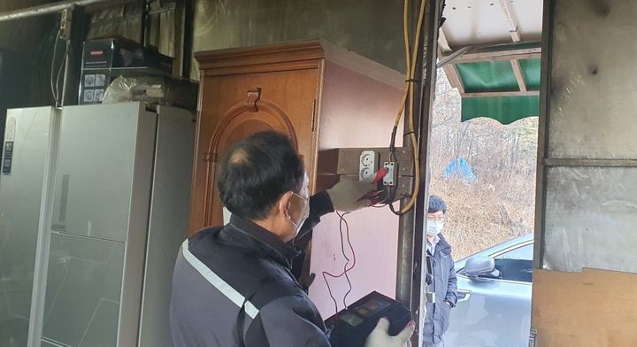 [광명=뉴시스]특별점검반이 11일 비닐하우스를 대상으로 화재예방 점검을 하고 있다.(사진=광명시 제공)2025.12.14.photo@newsis.com *재판매 및 DB 금지