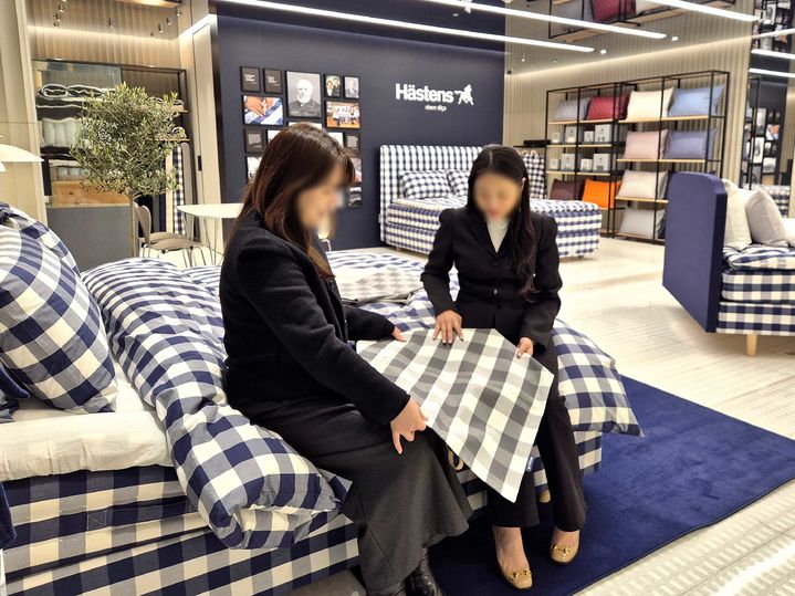 [부산=뉴시스] 롯데백화점 부산본점은 내년 3월 말까지 백화점 에비뉴엘 M층에 스웨덴 프리미엄 침대 브랜드 해스텐스(Hästens) 팝업스토어를 운영한다고 14일 밝혔다. (사진=롯데백화점 제공) 2025.12.14. photo@newsis.com *재판매 및 DB 금지