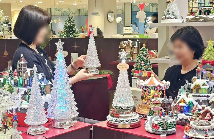 [부산=뉴시스] 부산 신세계 센텀시티는 다양한 크리스마스 아이템을 선보이며 고객 발길 잡기에 나선다고 14일 밝혔다. (사진=신세계 센텀시티 제공) 2025.12.14. photo@newsis.com *재판매 및 DB 금지