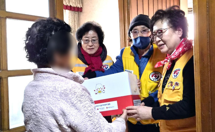 [부산=뉴시스] 대한적십자사 부산지사는 연말을 맞아 최근 결연세대와 취약계층이 따뜻한 겨울을 보낼 수 있도록 즉석밥, 곰탕 등 7종으로 구성된 간편식세트 2340박스를 지원했다고 14일 밝혔다. (사진=부산적십자 제공) 2025.12.14. photo@newsis.com *재판매 및 DB 금지