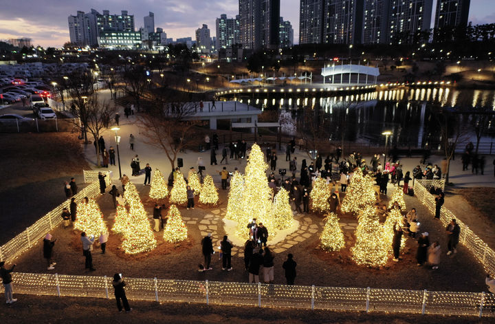 경북 경산시 중산지구내 아파트 펜타힐즈W 부지에 점등된 크리스마스 트리가 중산지와 어우러져 화려한 볼거리를 연출하고 있다. (사진=아이에스동서 제공) *재판매 및 DB 금지