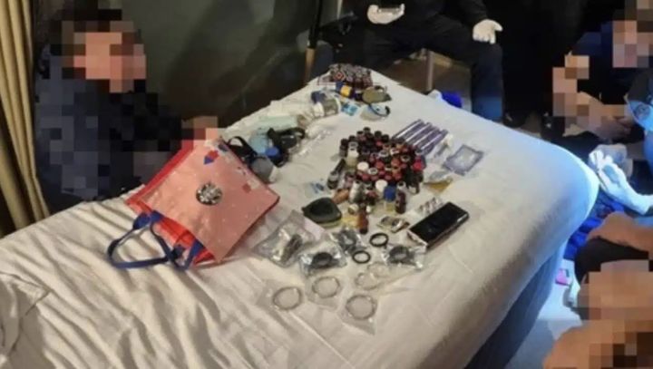 [뉴시스] 태국 방콕 라차다 지역의 한 호텔에서 단체 성관계 모임이 적발돼 주선자 남성이 현장에서 체포됐다. (사진 = 타이거 캡처) 2025.12.14. *재판매 및 DB 금지