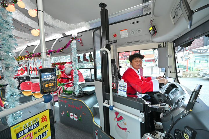 지난 12일부터 운행을 시작한 정선군 와와버스의 '산타버스'실내 모습.(사진=정선군 제공) *재판매 및 DB 금지