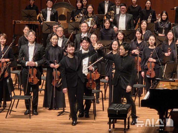 [서울=뉴시스] 조기용 기자 = 12일 서울 서초구 예술의전당에서 열린 '경기필하모닉 마스터즈 시리즈 Ⅵ-비창'에서 피아니스트 조성진이 오케스트라와 라흐마니노프의 '파가니니 주제에 의한 광시곡'을 협연했다. 2025.12.14. excuseme@newsis.com