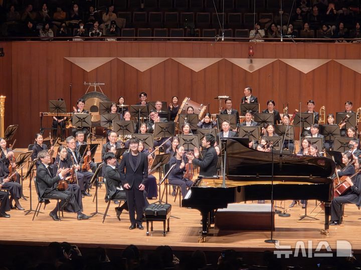 [서울=뉴시스] 조기용 기자 = 12일 서울 서초구 예술의전당에서 열린 '경기필하모닉 마스터즈 시리즈 Ⅵ-비창'에서 피아니스트 조성진이 오케스트라와 라흐마니노프의 '파가니니 주제에 의한 광시곡'을 협연했다. 2025.12.14. excuseme@newsis.com