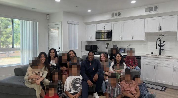 [뉴시스] 미국에서 5명의 아내와 14명의 자녀와 함께 생활하며 '폴리아모리스트'라고 밝힌 인플루언서 남성의 사연이 공개돼 화제를 모으고 있다. (사진 = 더선 캡처) 2025.12.14. *재판매 및 DB 금지