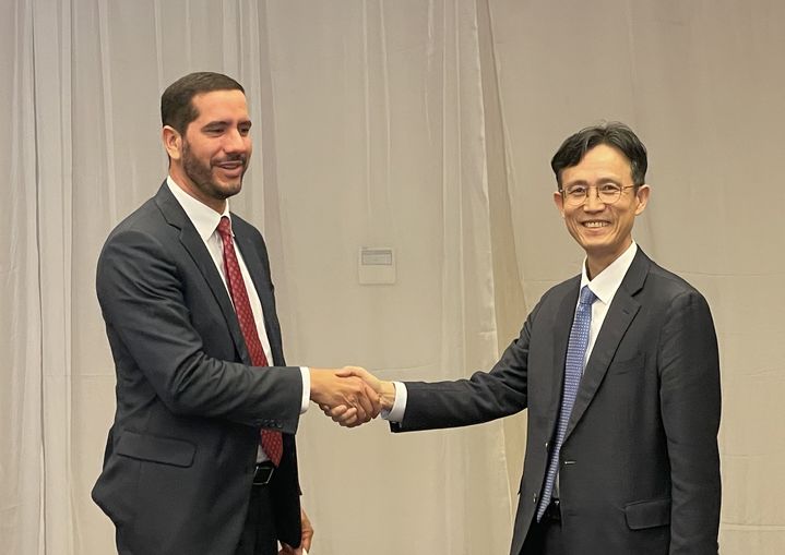 김진해 외교부 CARICOM(카리브공동체) 정부대표가 9일 로베르토 루케 인프라교통부 장관을 만난 모습. (사진=외교부 제공) 2025.12.14. *재판매 및 DB 금지