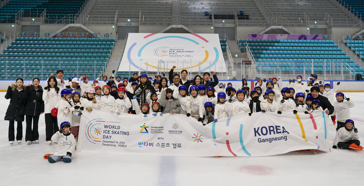 [서울=뉴시스] 14일 강원도 강릉시 하키센터에서 열린 '월드아이스스케이팅 데이' 행사. (사진 = 대한빙상경기연맹 제공) *재판매 및 DB 금지