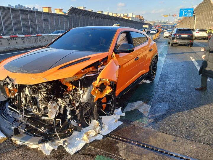 [인천=뉴시스] 14일 오후 인천 미추홀구 인천대로 도화IC 인근에서 발생한 중앙성 침범 교통사고. (사진=인천소방본부 제공) 2025.12.14. photo@newsis.com *재판매 및 DB 금지