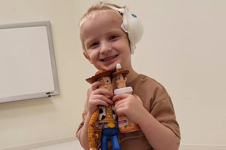 [뉴시스] 스쿨버스를 기다리다가 만난 개들에게 귀를 물린 미국 소년. (사진=고펀드미) 2025.12.14 *재판매 및 DB 금지