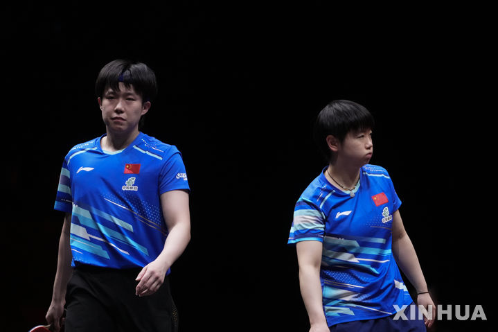 [홍콩=신화/뉴시스] 왕추친-쑨잉사 조가 13일(현지 시간) 중국 홍콩에서 열린 2025 월드테이블테니스(WTT) 홍콩 파이널스 혼합 복식 결승에서 임종훈-신유빈 조와 경기를 하고 있다. 이날 임종훈-신유빈 조는 3-0(11-9 11-8 11-6)으로 완승하고 한국 선수로는 처음으로 우승을 차지했다. 2025.12.14.