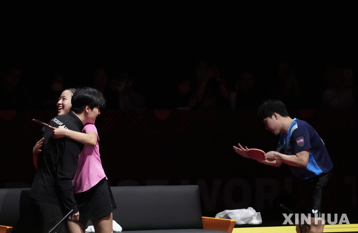 [홍콩=신화/뉴시스] 임종훈과 신유빈이 13일(현지 시간) 중국 홍콩에서 열린 2025 월드테이블테니스(WTT) 홍콩 파이널스 혼합 복식 결승에서 왕추친-쑨잉사 조(중국)와 결승전후 자축하고 있다. 임종훈-신유빈 조가 3-0(11-9 11-8 11-6)으로 완승하고 한국 선수로는 처음으로 우승을 차지했다. 2025.12.14.