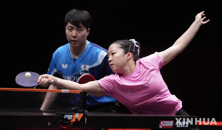 [홍콩=신화/뉴시스] 임종훈과 신유빈이 13일(현지 시간) 중국 홍콩에서 열린 2025 월드테이블테니스(WTT) 홍콩 파이널스 혼합 복식 결승에서 왕추친-쑨잉사 조(중국)와 경기하고 있다. 임종훈-신유빈 조가 3-0(11-9 11-8 11-6)으로 완승하고 한국 선수로는 처음으로 우승을 차지했다. 2025.12.14.