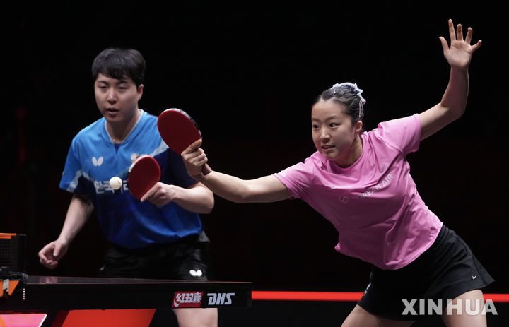 [홍콩=신화/뉴시스] 임종훈과 신유빈이 13일(현지 시간) 중국 홍콩에서 열린 2025 월드테이블테니스(WTT) 홍콩 파이널스 혼합 복식 결승에서 왕추친-쑨잉사 조(중국)와 경기하고 있다. 임종훈-신유빈 조가 3-0(11-9 11-8 11-6)으로 완승하고 한국 선수로는 처음으로 우승을 차지했다. 2025.12.14. 