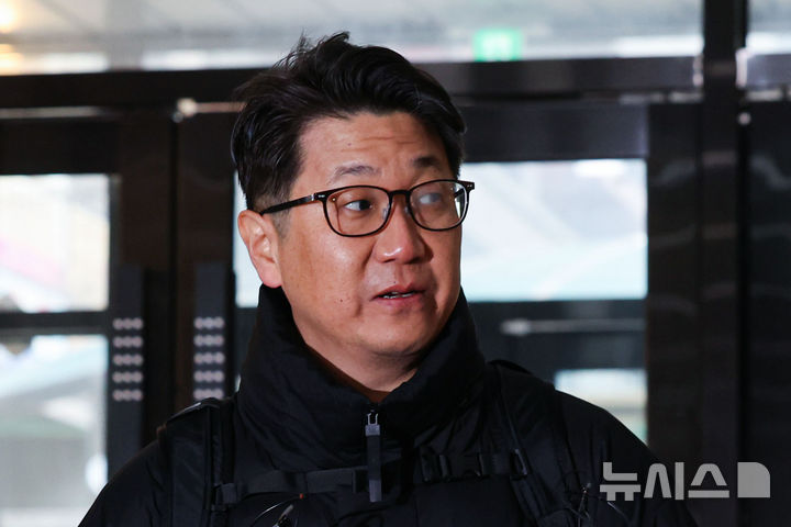 [서울=뉴시스] 권창회 기자 = 쿠팡 일용직 노동자 퇴직금 미지급 사건 수사 과정에서 상관의 외압이 있었다고 폭로한 문지석 검사가 14일 서울 서초구 관봉권 띠지 폐기 의혹 및 쿠팡 퇴직금 불기소 외압 의혹 진상규명을 위한 특검 사무실로 출석하며 취재진 질의에 답하고 있다. 2025.12.14. kch0523@newsis.com