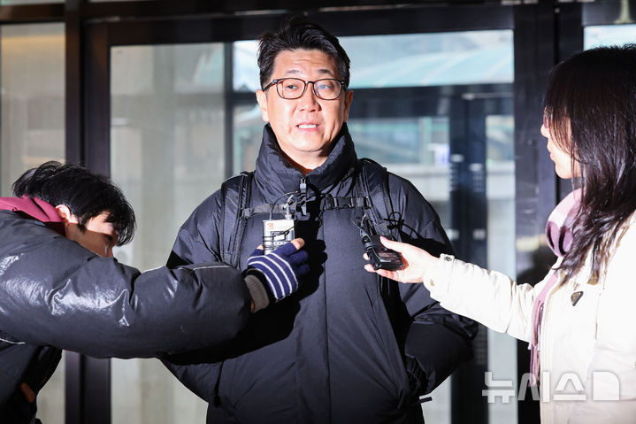 [서울=뉴시스] 권창회 기자 = 쿠팡 일용직 노동자 퇴직금 미지급 사건 수사 과정에서 상관의 외압이 있었다고 폭로한 문지석 검사가 14일 서울 서초구 관봉권 띠지 폐기 의혹 및 쿠팡 퇴직금 불기소 외압 의혹 진상규명을 위한 특검 사무실로 출석하며 취재진 질의에 답하고 있다. 2025.12.14. kch0523@newsis.com