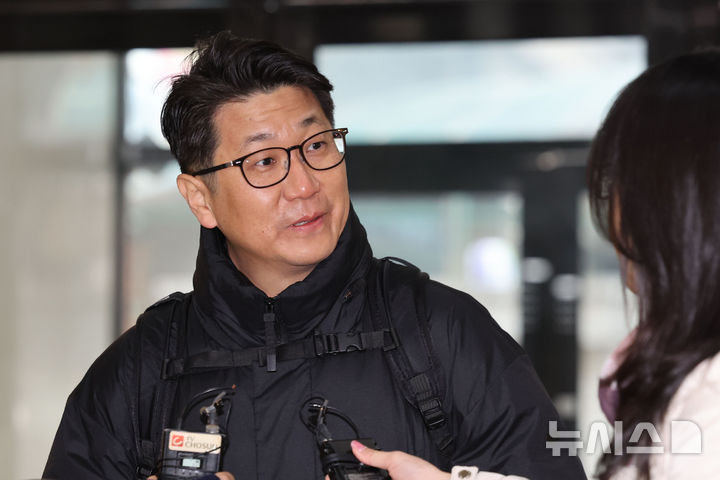 [서울=뉴시스] 권창회 기자 = 쿠팡 일용직 노동자 퇴직금 미지급 사건 수사 과정에서 상관의 외압이 있었다고 폭로한 문지석 검사가 14일 서울 서초구 관봉권 띠지 폐기 의혹 및 쿠팡 퇴직금 불기소 외압 의혹 진상규명을 위한 특검 사무실로 출석하며 취재진 질문을 듣고 있다. 2025.12.14. kch0523@newsis.com